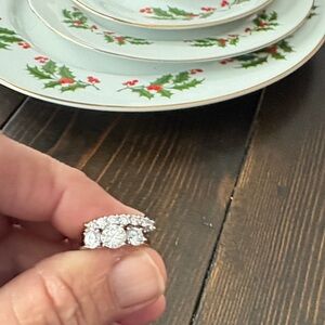 Elegant Silver Women's Ring with Sparkling Accents